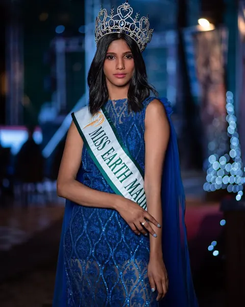 Pageant contestant portrait tiara sash, Mauritius
